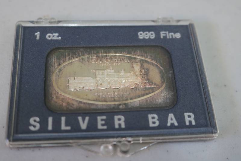 lot 381 image: 1 oz. Bar .999 silver...
