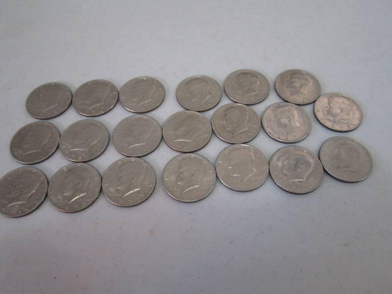 lot 422 image: 1970s10 Dollar coins...