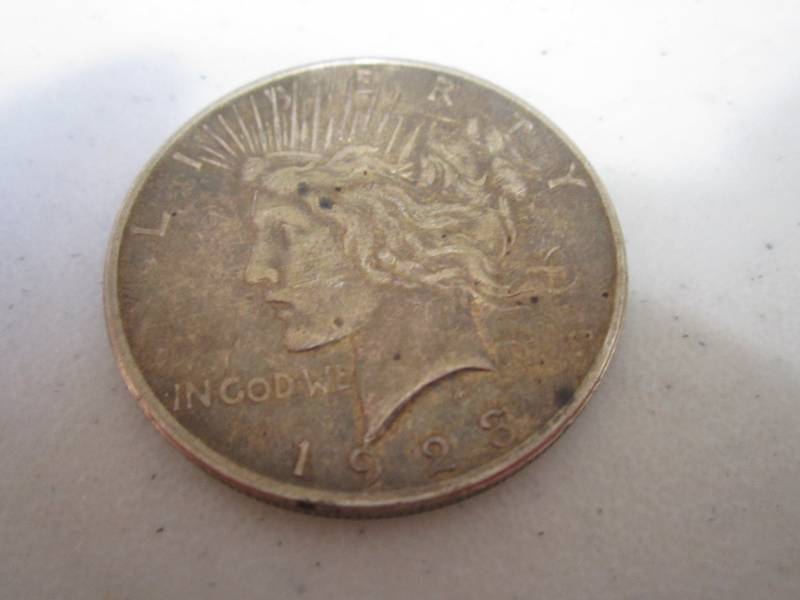 lot 472 image: 1923 Dollar ...