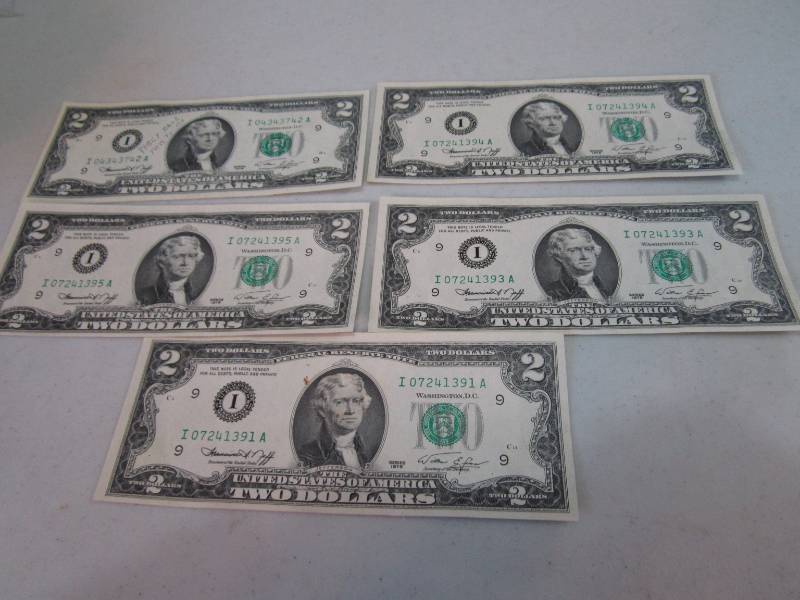 lot 154 image: 1976 $2.00 bills...