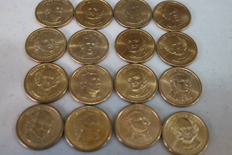 lot 188 image: 16 Golden Dollar coins - uncirculat...
