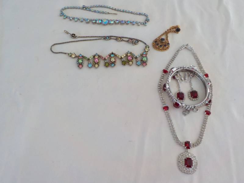 lot 8 image: Beautiful Rhinestone Jewelry...