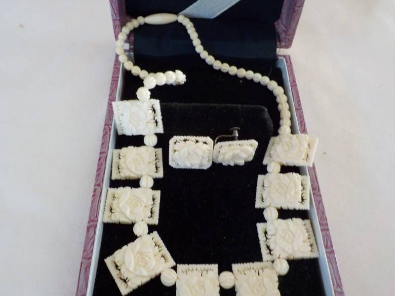 lot 14 image: Necklace and Earrings from Hokusai ...