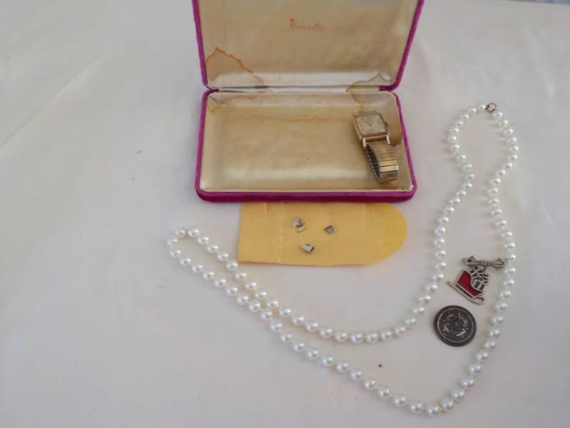 lot 17 image: Gold Crowns, Waltham Watch- gold fi...