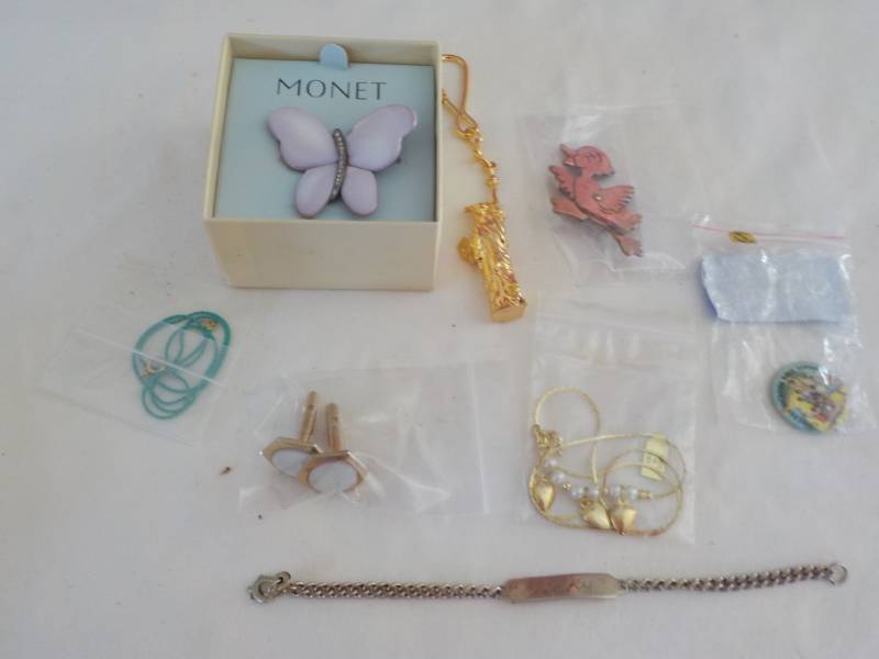 lot 24 image: Costume Jewelry   ...
