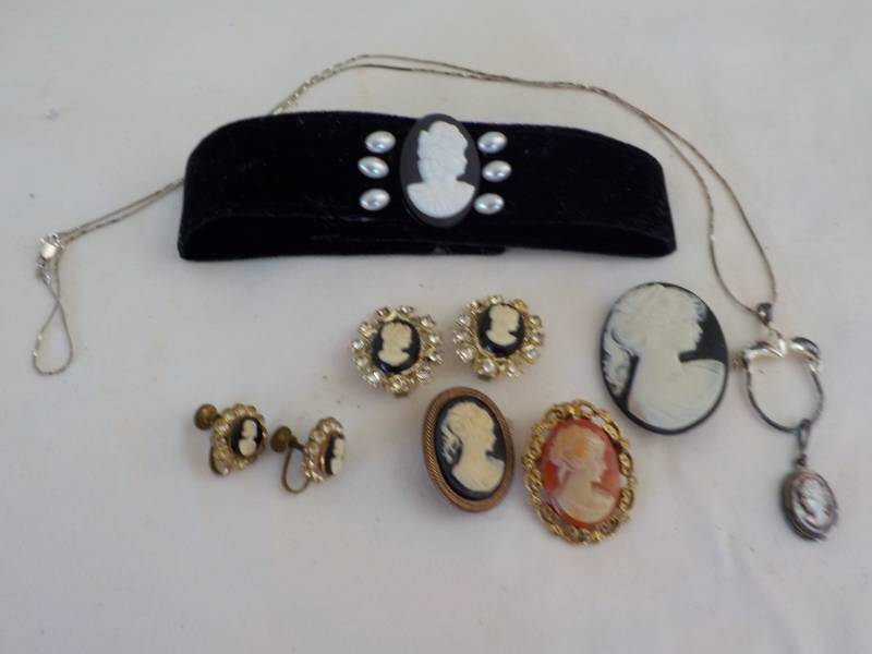 lot 25 image: Cameo Jewelry...