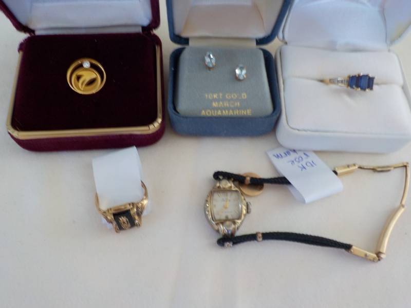 lot 29 image: 10 KT Gold Jewelry...