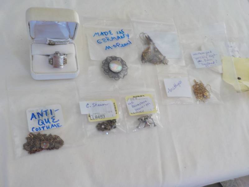 lot 32 image: Jewelry and tooth filling...
