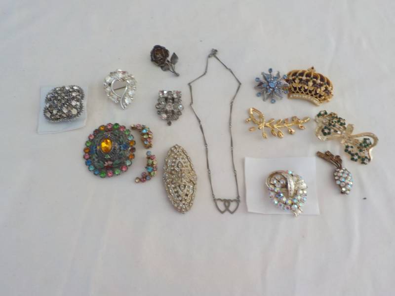 lot 39 image: Costume Jewelry...