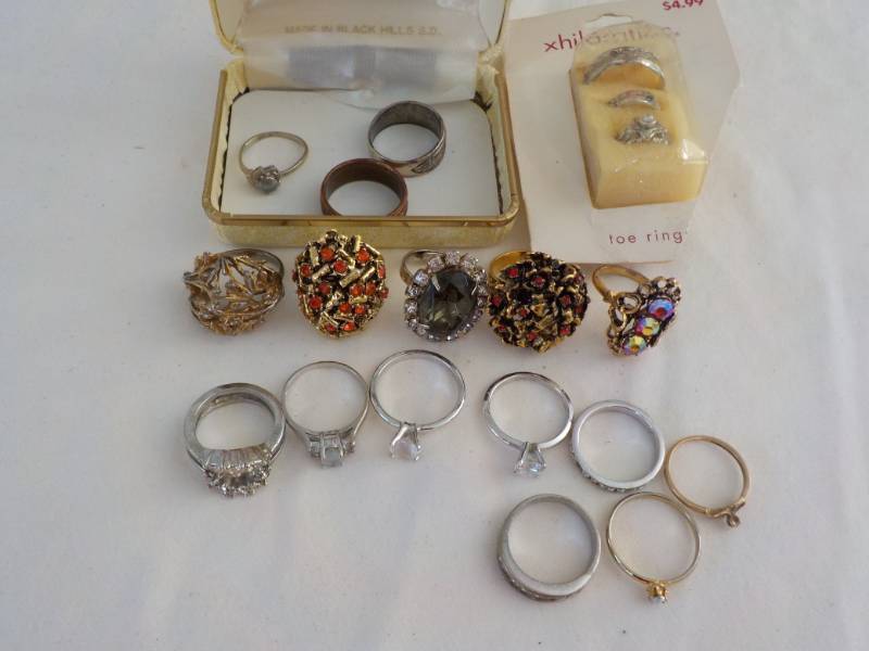 lot 42 image: Costume Rings...