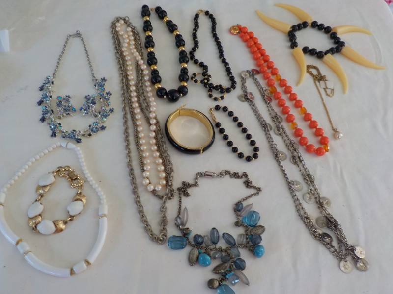 lot 56 image: Jewelry Sets...