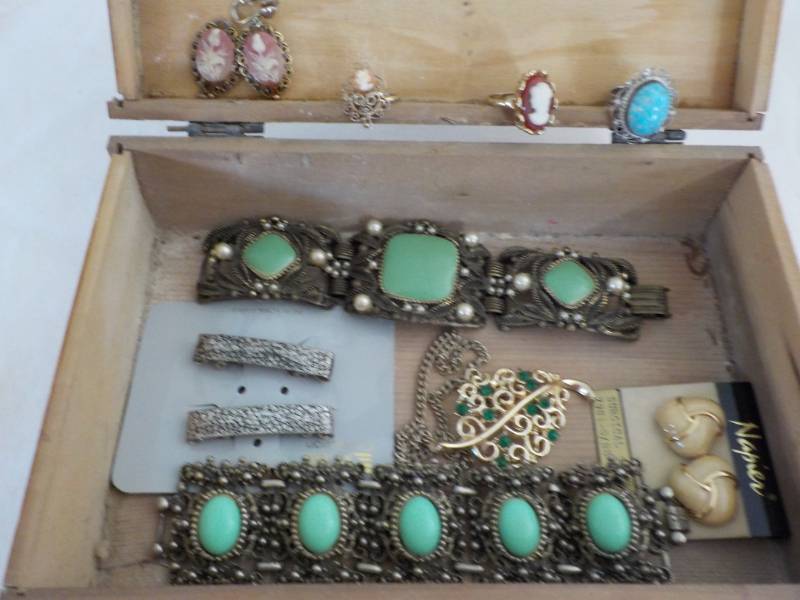 lot 66 image: Jewelry in Box...