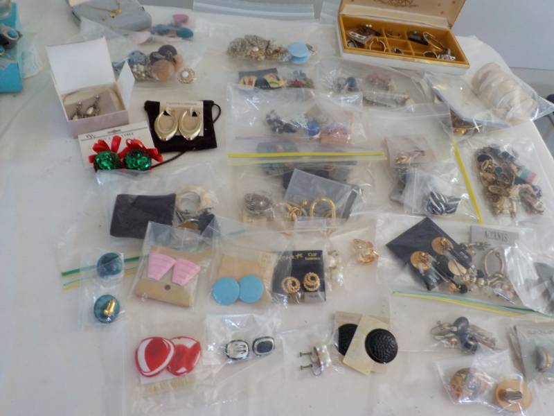 lot 67 image: Earrings, vintage and new and Toe ...