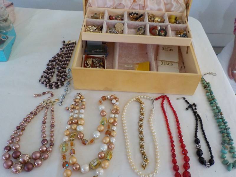 lot 70 image: Jewelry Box with Jewelry...