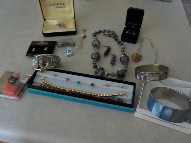 lot 71 image: Jewelry...