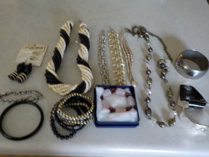 lot 72 image: Jewelry...