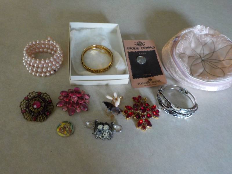 lot 75 image: Brooches, Bracelets, Jewelry Travel...
