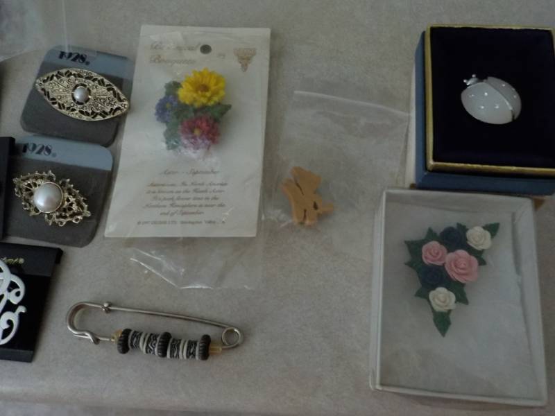 lot 80 image: Huge lot of Pins...