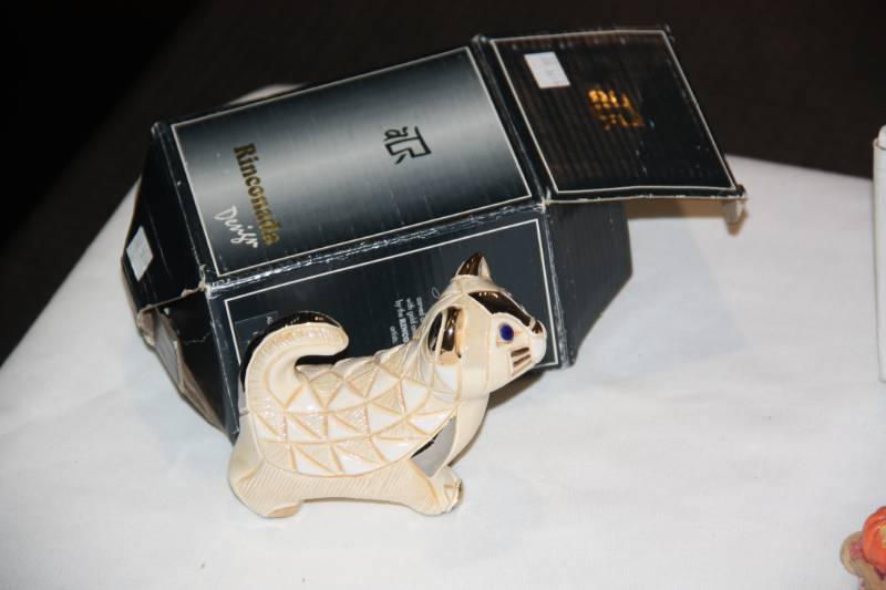 lot 37 image: Collectible Figures Lot  5 Figures