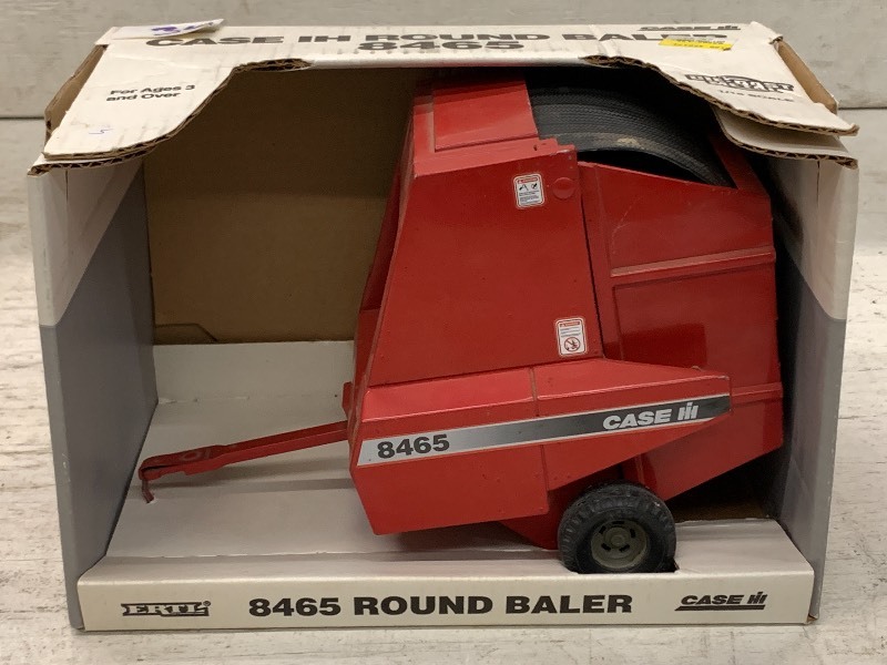 lot 34 image: Case IH Round Baler #8465 (1995) Wi...
