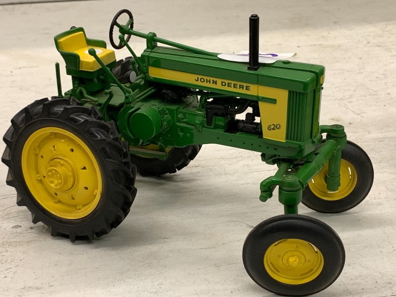 lot 73 image: John Deere 620 Tractor ...