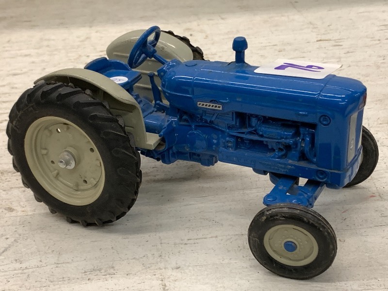 lot 76 image: Fordson Super Major Tractor ...