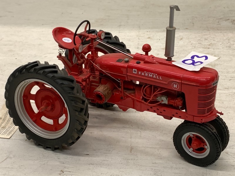lot 83 image: Farmall H Tractor, Franklin Mint Pr...