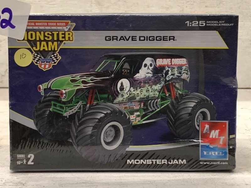 lot 102 image: Monster Jam 125-Scale Grave Digge...