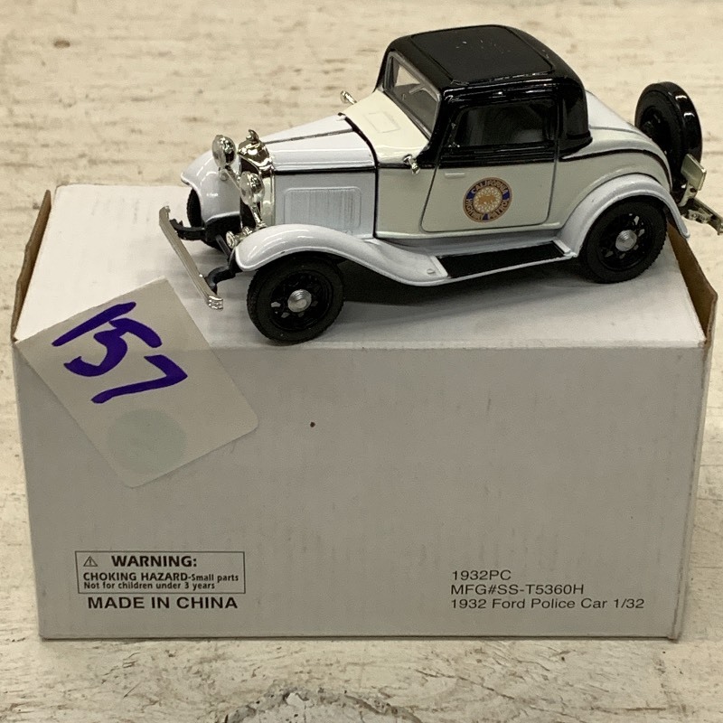 lot 157 image: 132-Scale Die-Cast 1932 Ford Polic...