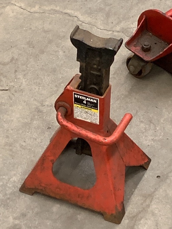 lot 19 image: Service Jack & Jackstand