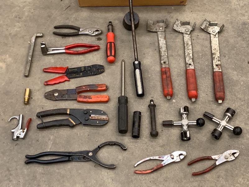 lot 31 image: Box Of Assorted Hand Tools & Etc