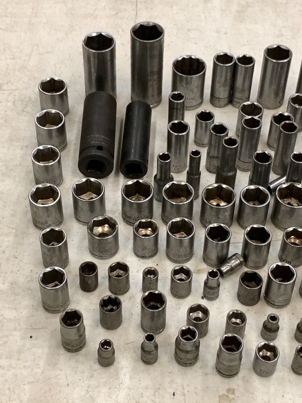 lot 27 image: Box Of Assorted Socket Wrenches