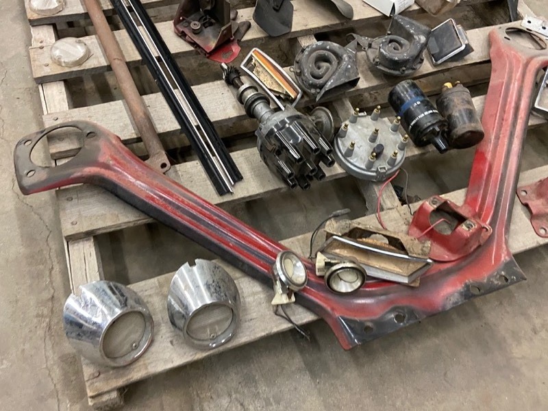 lot 15 image: Lot Of Ford Mustang Parts