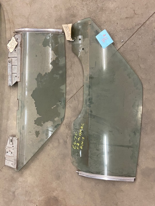 lot 16 image: Lot Of Ford Mustang Fastback Parts