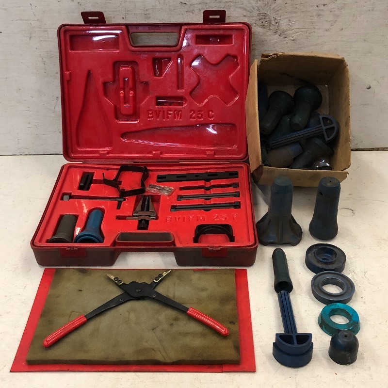 lot 25 image: Miller Renualt Overhaul Tool Kit