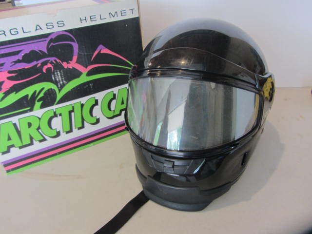 lot 14 image: Arctic Cat Helmet
