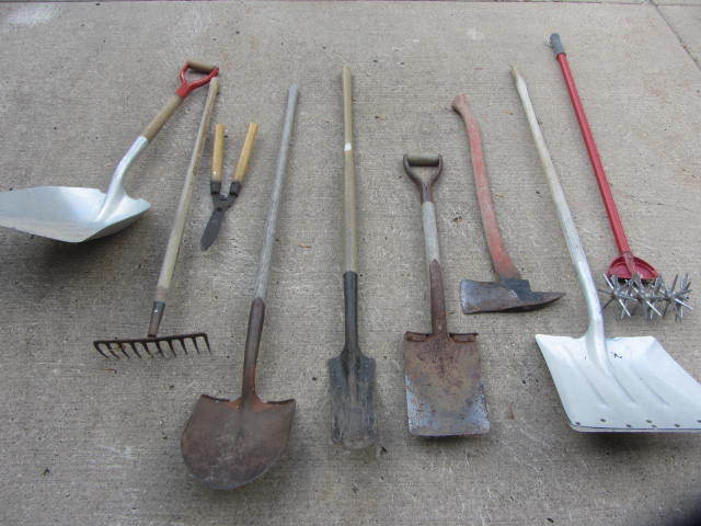 lot 79 image: Yard Hand Tools