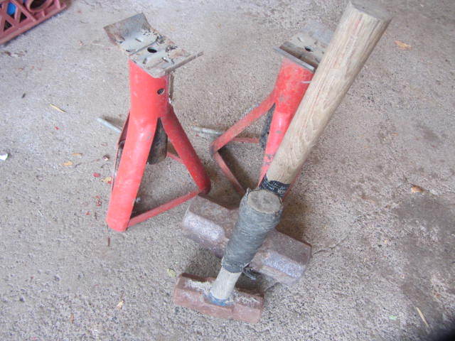lot 131 image: Mauls, Jack Stands