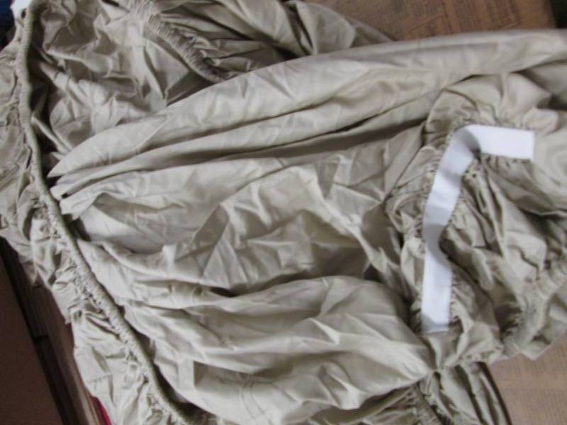 lot 73 image: Threshold Queen Fitted Sheet & 2 Pi...