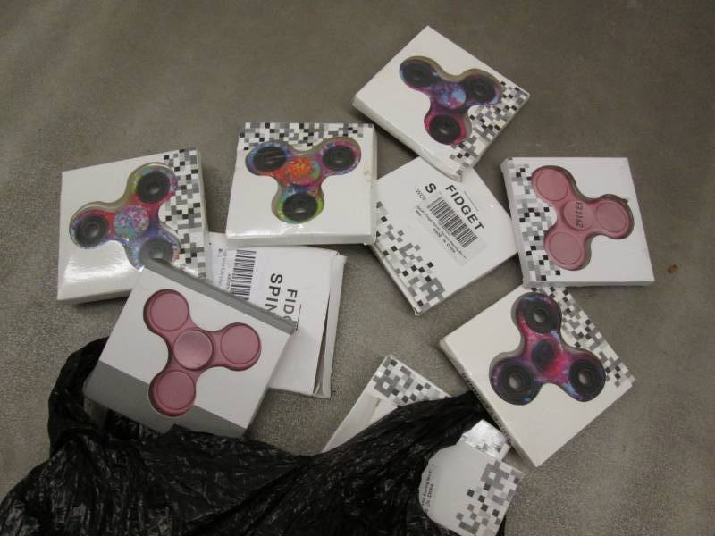lot 86 image: Lot of 12 Fidget Spinners...