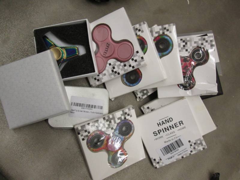 lot 98 image: Lot of 12 Fidget Spinners...