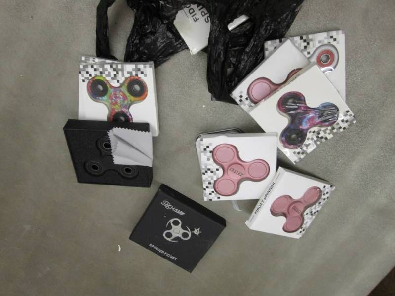 lot 99 image: Lot of 12 Fidget Spinners...