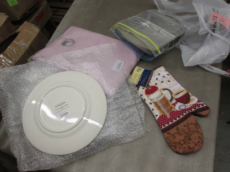 lot 123 image: 3 - 11 inch Mikasa plates, Bakeware...