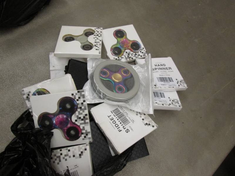 lot 135 image: Lot of 12 Fidget Spinners...