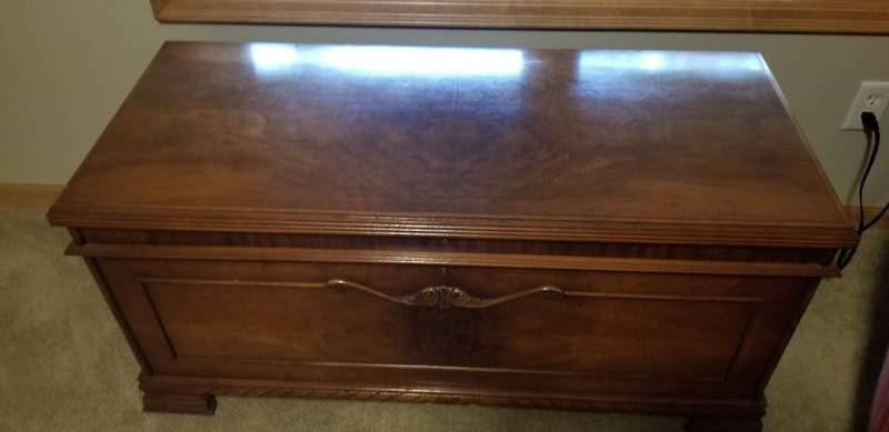 lot 25 image: Antique Roos Cedar Chest
