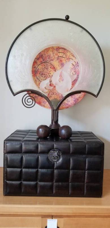 lot 5 image: Moonglow Artist Signed Table Lamp