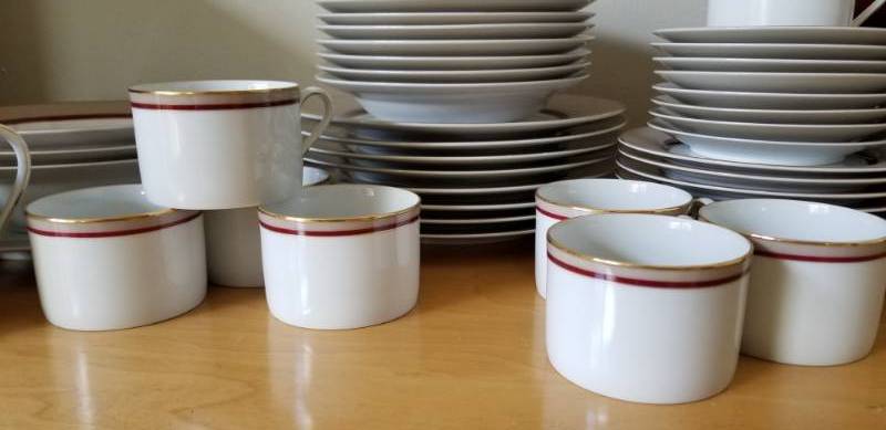 lot 30 image: Mikasa China Service for 8, Grandeur Taupe