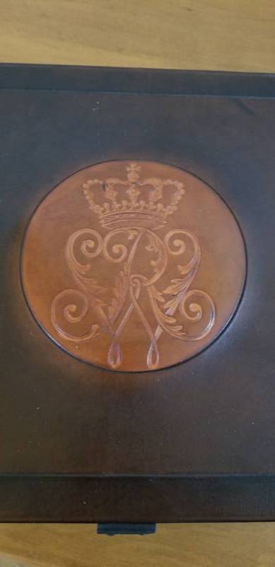 lot 103 image: Credo Humidor with Leather Embossed Medallion