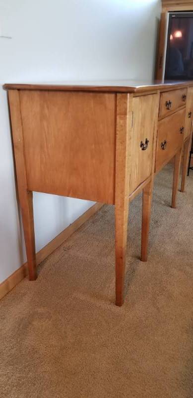 lot 11 image: Gorgeous Hand-Planed Maple BuffetServer