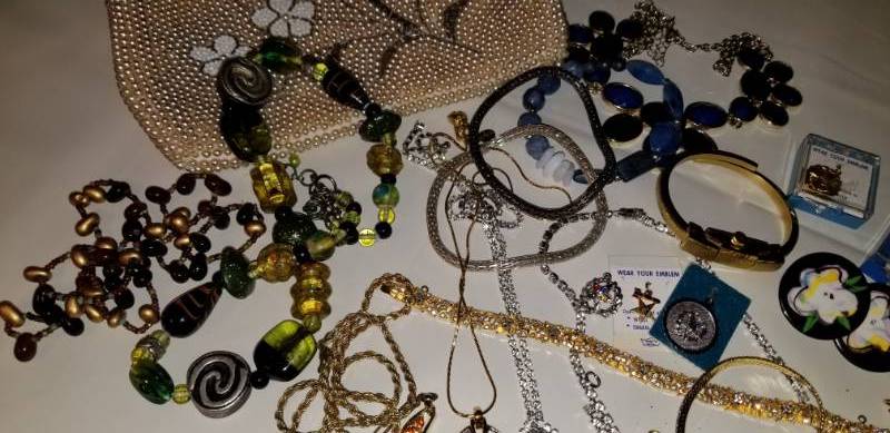 lot 56 image: Collection of Vintage Costume Jewelry & Beaded Bag